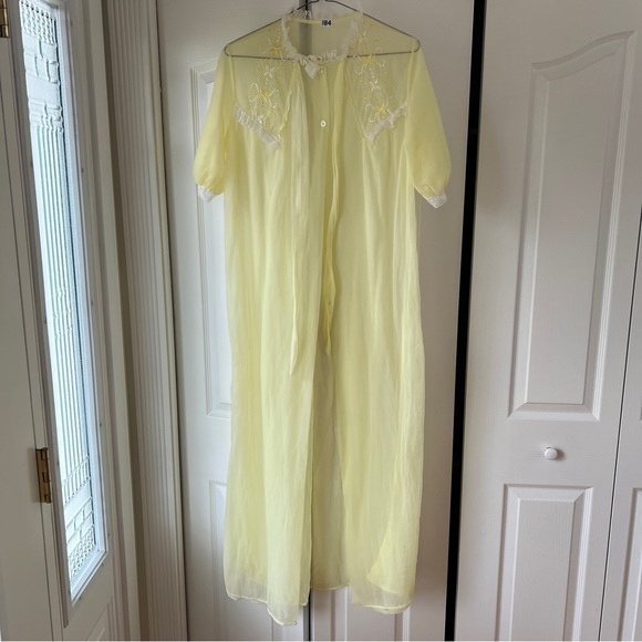 Vintage 1950’s Pale Yellow Robe with Embroidered Design & Lace Trim - Picture 4 of 11